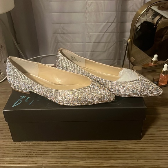 Size 9 Betsy Johnson Crystal Pavé Pointed Toe Flat - Picture 2 of 5